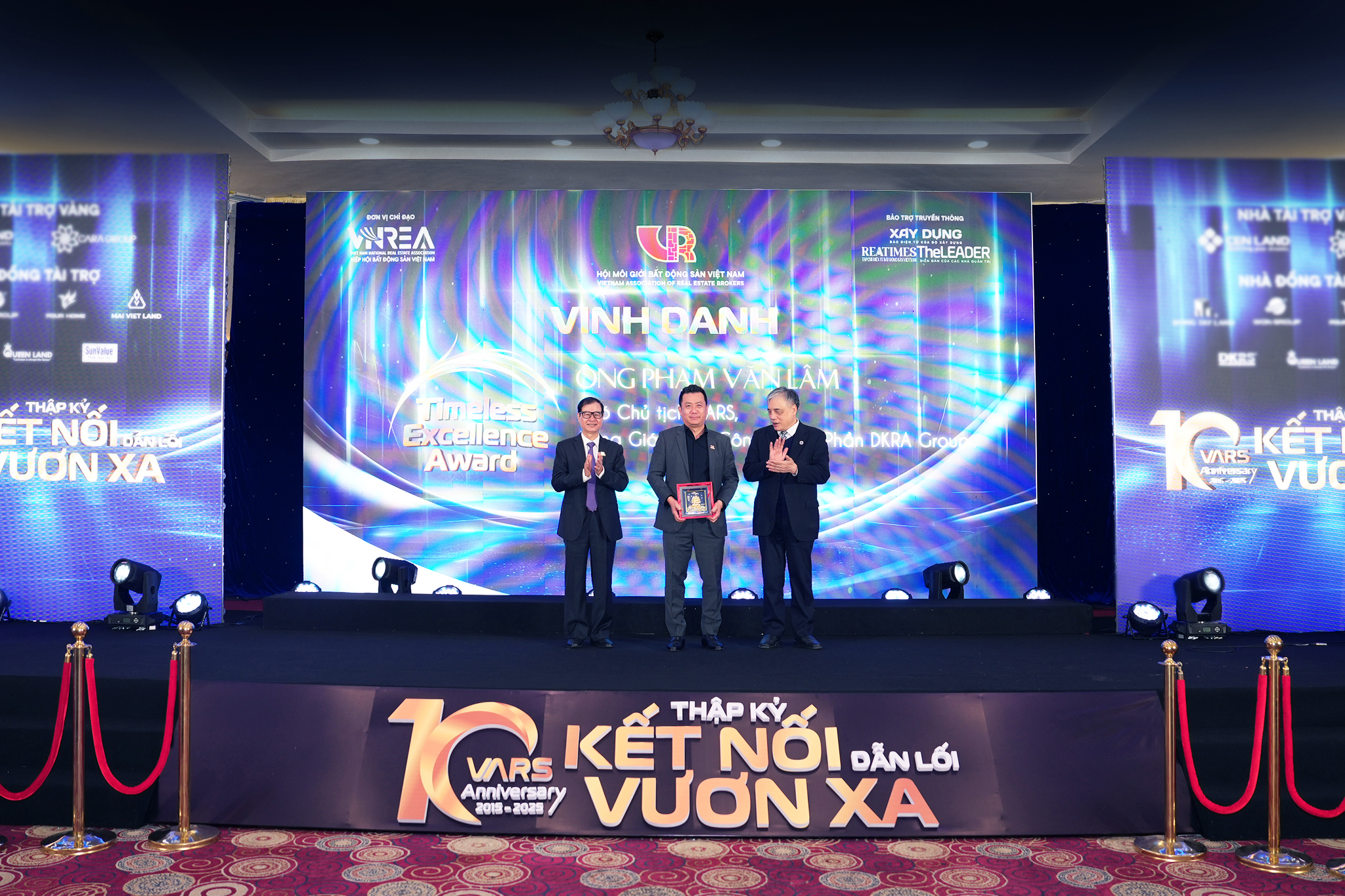 DKRA Group Ông Phạm Lâm - Nhà sáng lập, Chủ tịch HĐQT kiêm Tổng Giám đốc DKRA Group - "Cá nhân đóng góp tích cực cho sự phát triển của VNREA, VARS" do Hội Môi giới Bất động sản Việt Nam (VARS) trao tặng