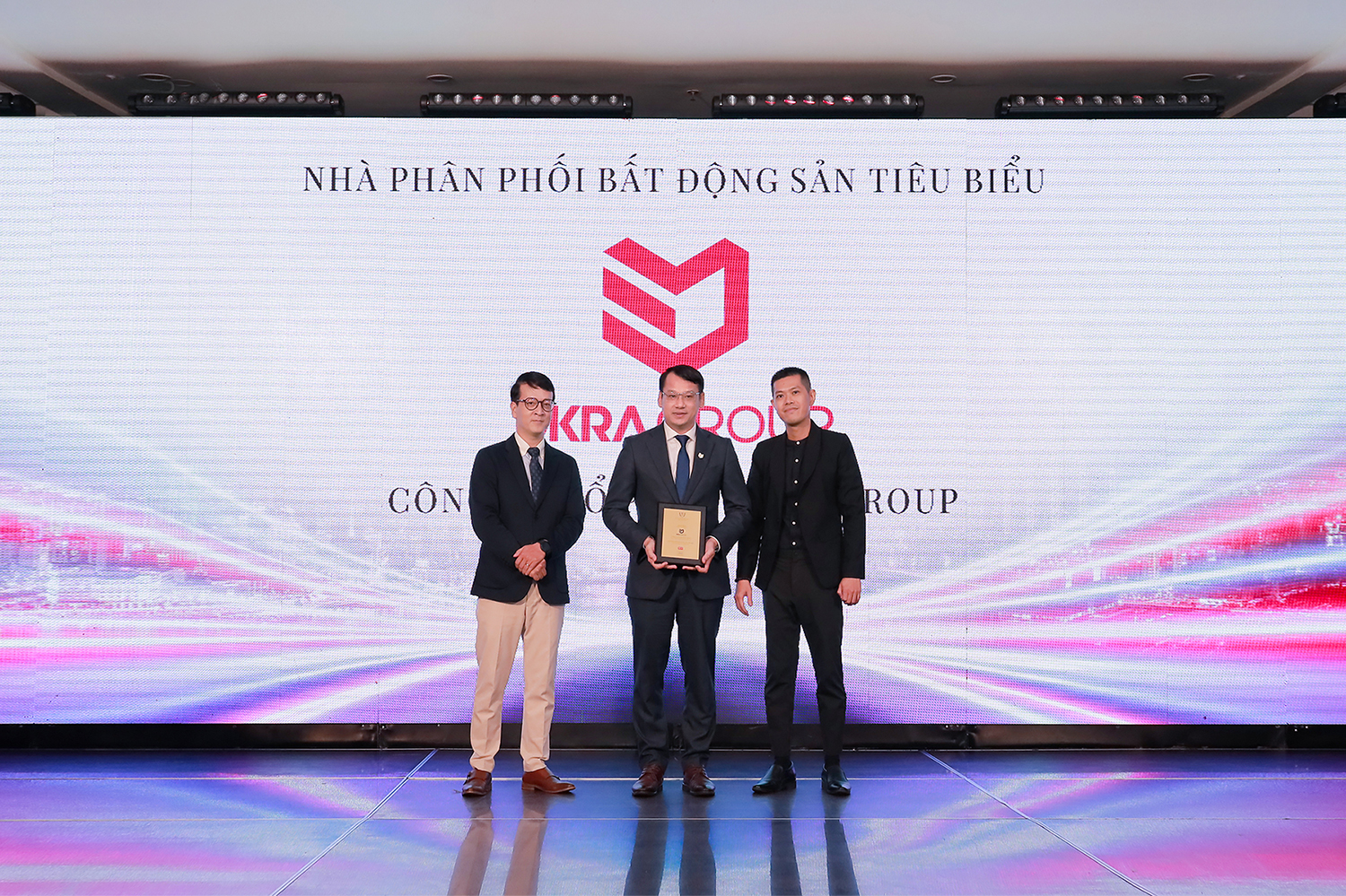 DKRA Group Bảy năm liên tiếp đón nhận giải “Nhà phân phối Bất động sản tiêu biểu” do tạp chí Nhịp cầu đầu tư và hội đồng các chuyên gia uy tín trao tặng năm 2017, 2018, 2019, 2020, 2021, 2022 và 2023