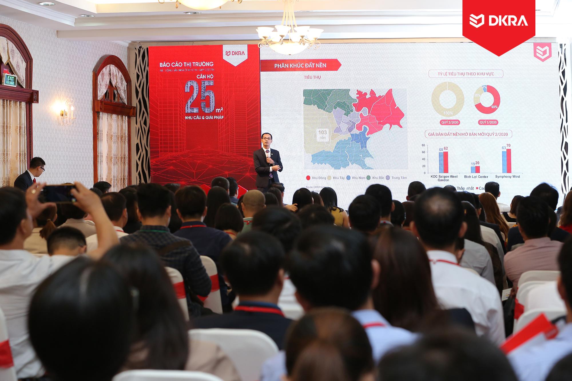 Ông Nguyễn Hoàng - Giám đốc bộ phận R&D DKRA Vietnam trình bày diễn biến thị trường bất động sản nhà ở TP.HCM Quý 2/2020 và dự báo thị trường Quý 3/2020.