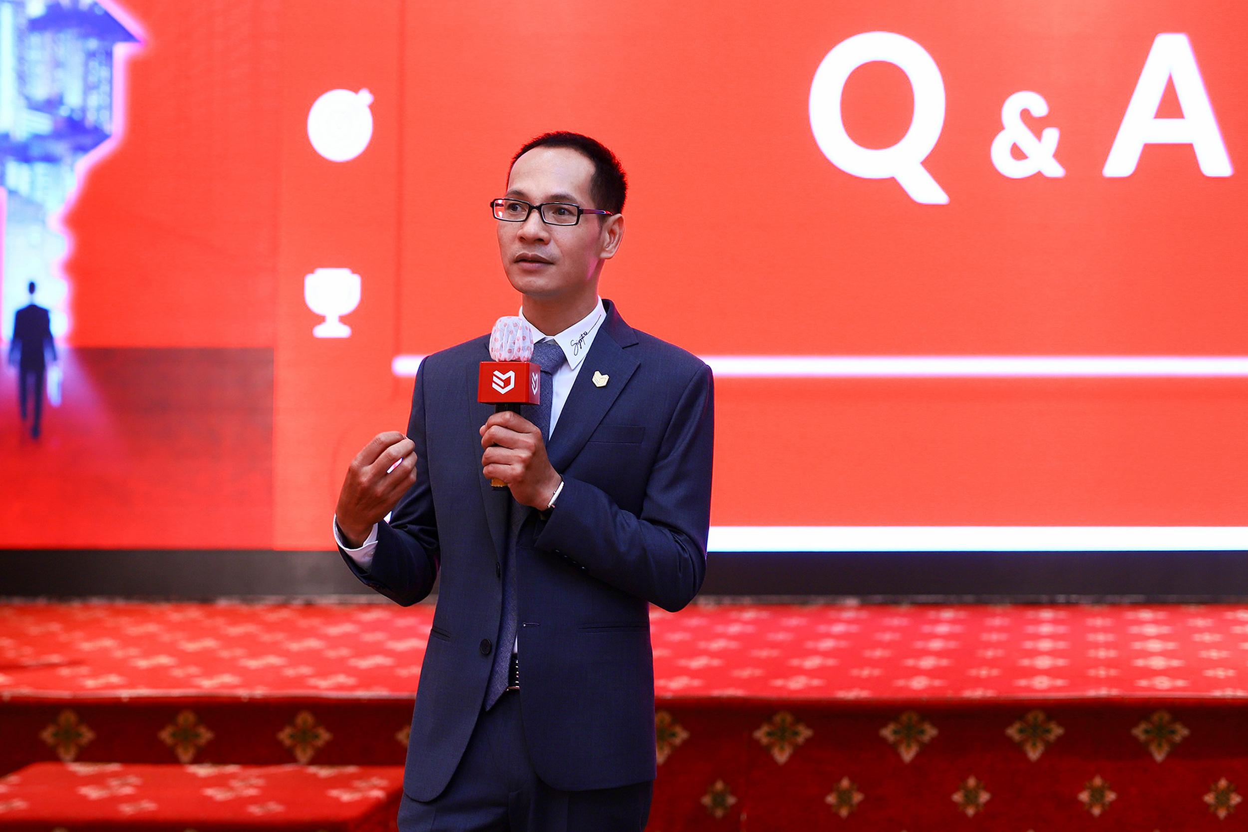 Ông Nguyễn Hoàng - Giám đốc R&D DKRA Vietnam thành viên DKRA Vietnam giải đáp các thắc mắc của khách tham dự trong phần Q&A.