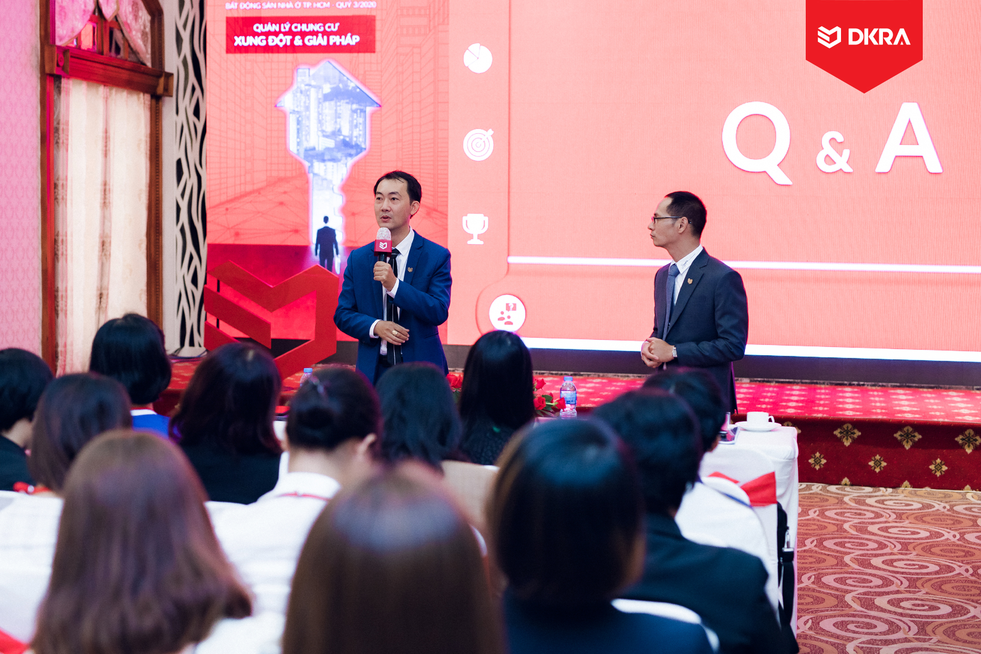 Ông Vũ Tiến Thành - CEO DKRA Property Management, thành viên DKRA Vietnam giải đáp các thắc mắc của khách tham dự trong phần Q&A.